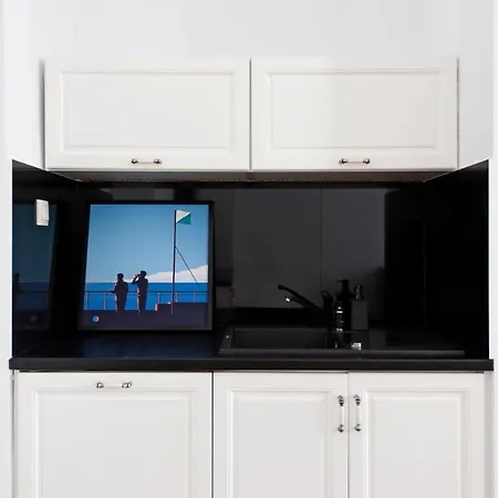 Spacious In Old Town Apartment *