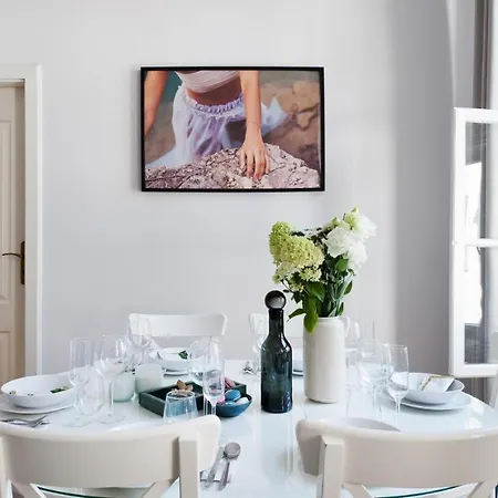 Spacious In Old Town Apartment