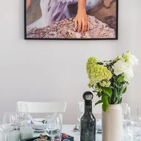 Spacious In Old Town Apartment *