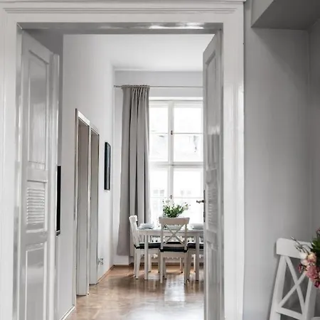 Spacious In Old Town Apartment