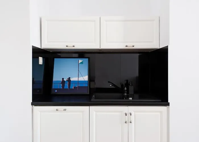 Spacious In Old Town Apartment *