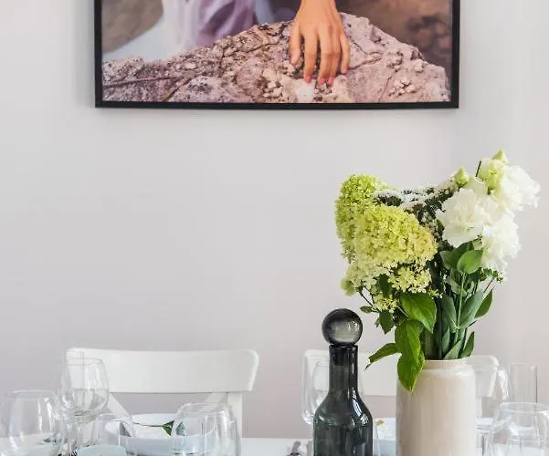 Spacious In Old Town Apartment *